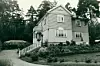 Postmästarhuset där Edward Blom bor med familj uppfördes av postdirektören Johannes Enger 1922-23.  Foto: Huddinge kommuns bildarkiv.