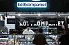 Kunder och personal vid Köttkompaniets köttdisk.