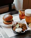 @tjoget’s brunchburgare, fries, dipp, pint med PU och en sidovagnsnegroni.