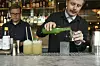 Hampus Thunholm, till höger i bild, är Sveriges bästa bartender 2020.