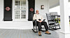 Fred Noe på verandan.