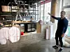 Fredrik måttar upp var neonskylten ska sitta.