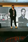 Milad Alami tar emot priset för Årets Media