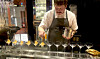 Hampus Thunholm serverar en take på Bellini med fryst melon och fermenterad chili.