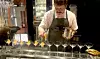 Hampus Thunholm serverar en take på Bellini med fryst melon och fermenterad chili.