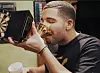 Gammal, totalt orelaterad bild på Drake när han firar med klass.