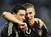 oezil-bleibt-fuer-die-naechsten-12-monate-bei-werder-bremen_artikelquerklein.jpg