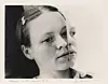Laurie Anderson, Absent in the Present/ Looking into a Mirror Sideways 2, 1975 Ur serie, självporträtt. © Laurie Anderson