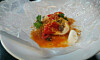 Burrata med tomat, sardell, citronzest och ströbröd.